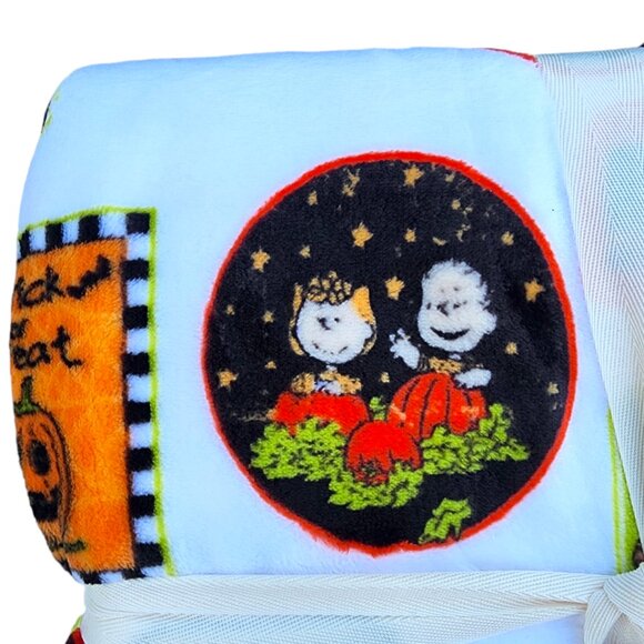 New 2024 Peanuts Halloween Twin Velvet Loft Throw - Picture 3 of 6